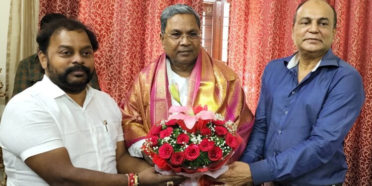 ಸಿದ್ದರಾಮಯ್ಯ ಅವರನ್ನು ಭೇಟಿ ಮಾಡಿದ ಜೆಡಿಎಸ್ ಮುಖಂಡರು! ಕುತೂಹಲಕ್ಕೆ ಕಾರಣವಾದ ಮಾತುಕತೆ