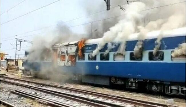 ರೈಲಿಗೆ ಬೆಂಕಿ, ಕಲ್ಲುತೂರಾಟ: ಬಿಹಾರದಲ್ಲಿ ಹಿಂಸಾಚಾರಕ್ಕೆ ತಿರುಗಿದ ಅಗ್ನಿಪಥ್ ಯೋಜನೆ!