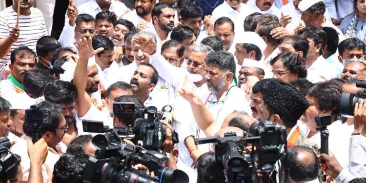 ರಾಜಭವನ ಮುತ್ತಿಗೆ ಯತ್ನ; ಕಾಂಗ್ರೆಸ್ ಕಾರ್ಯಕರ್ತರನ್ನು ವಶಕ್ಕೆ ಪಡೆದ ಪೊಲೀಸರು