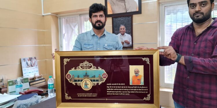 ಮೋದಿಗೆ ಸ್ವರ್ಣ ಲೇಪಿತ ಅಕ್ಷರದ ಫೋಟೋ ಉಡುಗೊರೆ