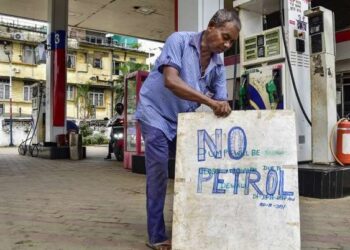 ಇಂಧನ ಪೂರೈಕೆ ಕಡಿಮೆಗೊಳಿಸುತ್ತಿರುವ ಕಂಪೆನಿಗಳು : ಪೆಟ್ರೋಲ್-ಡೀಸೆಲ್ ಬಿಕ್ಕಟ್ಟು ತಲೆದೋರುವ ಆತಂಕ!