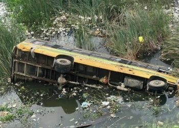 ಬೆಂಗಳೂರು:  100 ಅಡಿ ಆಳದ ಹಳಕ್ಕೆ ಉರುಳಿದ ಸ್ಕೂಲ್‌ ಬಸ್!