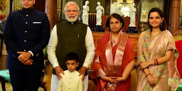 ಮೈಸೂರು ಅರಮನೆಗೆ ಬಂದ ಪ್ರಧಾನಿ ಮೋದಿಗೆ ರಾಜವಂಶಸ್ಥರಿಂದ ರಾಜಾತಿಥ್ಯ!