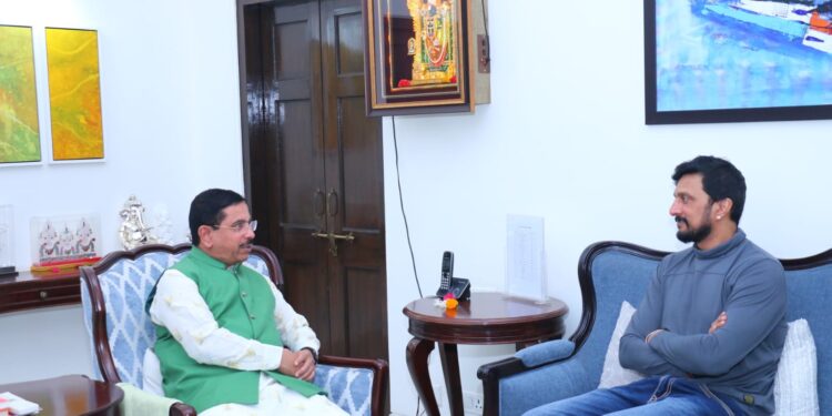 ಕೇಂದ್ರ ಸಚಿವ ಪ್ರಹ್ಲಾದ್ ಜೋಶಿಯವರನ್ನು ಭೇಟಿ ಮಾಡಿದ ನಟ ಕಿಚ್ಚ ಸುದೀಪ