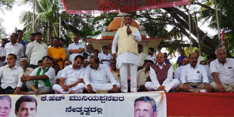 ಕೋಲಾರ; ಬಣ ರಾಜಕೀಯಕ್ಕೆ ಸಾಕ್ಷಿಯಾದ ಪ್ರತಿಭಟನೆ