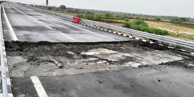 ಉತ್ತರಪ್ರದೇಶ; ವಾರದಲ್ಲೇ ಗುಂಡಿ ಬಿದ್ದ ಪ್ರಧಾನಿ ಮೋದಿ ಉದ್ಘಾಟಿಸಿದ ರಸ್ತೆ