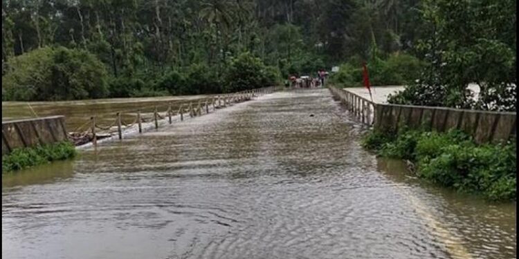ನಿರಂತರ ಮಳೆ; ಭಾಗಮಂಡಲ – ನಾಪೋಕ್ಲು ಸಂಚಾರ ಸ್ಥಗಿತ