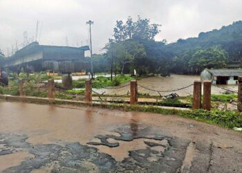 ಕೊಡಗು ಜಿಲ್ಲೆಯಲ್ಲಿ ಭಾರೀ ಮಳೆಯಿಂದಾಗಿ ಧರೆಗುರುಳಿದ ವಿದ್ಯುತ್ ಕಂಬಗಳು!