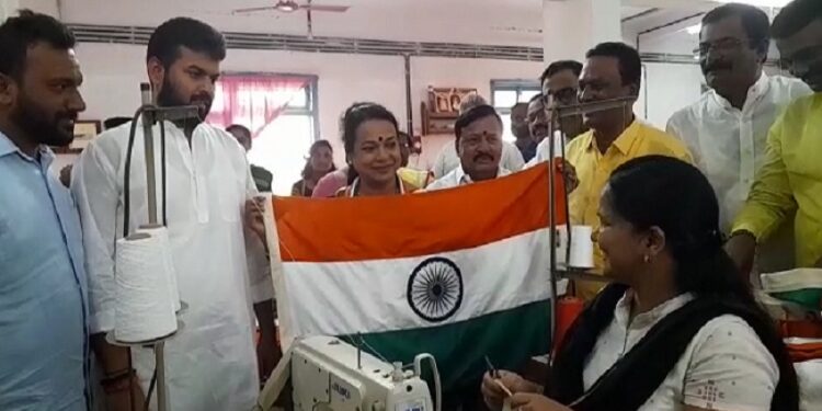 ಪಾಲಿಸ್ಟರ್ ಧ್ವಜದ ಚಿಂತನೆ ರಾಷ್ಟ್ರದ್ರೋಹ: ಉಮಾಶ್ರೀ ಕಿಡಿ