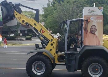 ಬುಲ್ಡೋಝರ್‌ ಮೇಲೆ ಮೋದಿ, ಯೋಗಿ ಫೋಟೋ: ಧ್ವಂಸ ಕಾರ್ಯಾಚರಣೆಗೆ ಅಮೇರಿಕಾದಲ್ಲೂ ವ್ಯಕ್ತವಾಯಿತು ವಿರೋಧ