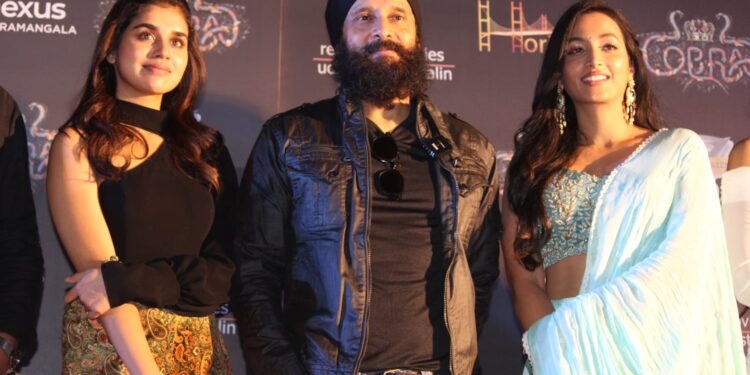 ಬೆಂಗಳೂರಿನಲ್ಲಿ ‘ಕೋಬ್ರಾ’ ಕ್ರೇಜ್ ; ವಿಕ್ರಮ್ ನೋಡಲು ಮುಗಿಬಿದ್ದ ಫ್ಯಾನ್ಸ್