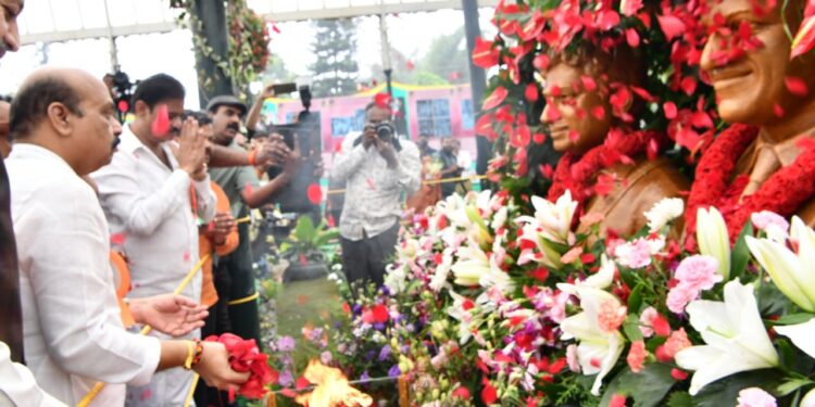 ಲಾಲ್ ಬಾಗ್ ಫ್ಲವರ್ ಶೋಗೆ ಅದ್ದೂರಿ ಚಲಾನೆ : ಗಂಧದಗುಡಿಯ ಕುಡಿಗೆ ಪುಷ್ಪ ಗೌರವ.. ಅಪ್ಪು ನೋಡಿ ಭಾವುಕರಾದ ಜನರು!