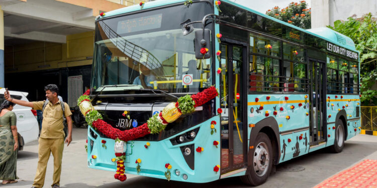 ಸ್ವಾತಂತ್ರ್ಯದ ಅಮೃತ ಮಹೋತ್ಸವಕ್ಕೆ ಬೆಂಗಳೂರಲ್ಲಿ ರಸ್ತೆಗಿಳಿಯಲಿವೆ 300 E-BUS!