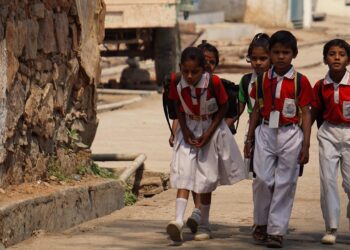 ಆಧಾರ್ ಇಲ್ಲದ ಮಕ್ಕಳಿಗೆ ಶಾಲೆಗಳಲ್ಲಿ ಸಿಗುತ್ತಿಲ್ಲ ಪ್ರವೇಶ : ಶಿಕ್ಷಣದ ಹಕ್ಕನ್ನೂ‌ ಕಸಿದುಕೊಳ್ಳುತ್ತಿದೆಯೇ ಆಧಾರ್?