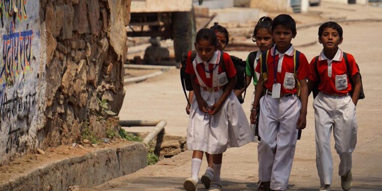 ಆಧಾರ್ ಇಲ್ಲದ ಮಕ್ಕಳಿಗೆ ಶಾಲೆಗಳಲ್ಲಿ ಸಿಗುತ್ತಿಲ್ಲ ಪ್ರವೇಶ : ಶಿಕ್ಷಣದ ಹಕ್ಕನ್ನೂ‌ ಕಸಿದುಕೊಳ್ಳುತ್ತಿದೆಯೇ ಆಧಾರ್?