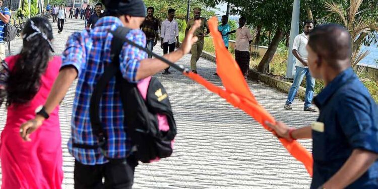 ಮತ್ತೆ ಮುನ್ನೆಲೆಗ ನೈತಿಕ ಪೊಲೀಸ್ಗಿರಿ, ಸುಳ್ಯದಲ್ಲಿ ಸಹಪಾಠಿಗಳಿಂದ ಹಲ್ಲೆ