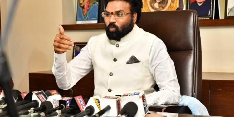 ಸಿದ್ದರಾಮಯ್ಯ ಅವರು ಮತ್ತೆ ಸಿಎಂ ಆಗಬೇಕು, ನಾನು ಅವರು ಒಂದೇ ವೇದಿಕೆಯಲ್ಲಿ ಬರುತ್ತೇವೆ : ಸಚಿವ ಶ್ರೀರಾಮುಲು