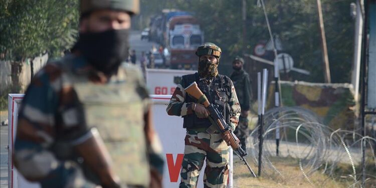 ಸೇನಾ ಶಿಬಿರದ ಮೇಲೆ ಆತ್ಮಾಹುತಿ ದಾಳಿ, 3 ಯೋಧರು ಹುತಾತ್ಮ