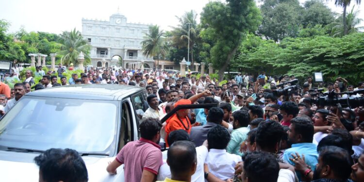 ವಿಚಾರಣೆ ಮುಗಿಸಿ ಮಠಕ್ಕೆ ಮರಳಿದ ಮುರುಘಾ ಶ್ರೀಗಳಿಗೆ ಭರ್ಜರಿ ಸ್ವಾಗತ