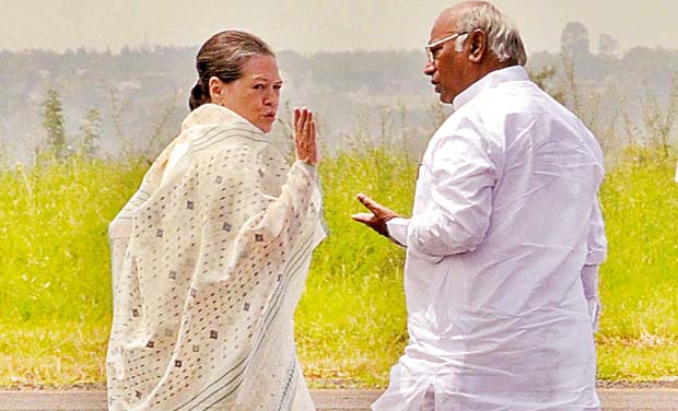 ಸೋನಿಯಾ ಗಾಂಧಿ ಸೂಚಿಸಿದರೆ ಸ್ಪರ್ಧೆಗೆ ಸಿದ್ದ; ಮಲ್ಲಿಕಾರ್ಜುನ ಖರ್ಗೆ ಆಪ್ತ ವಲಯ