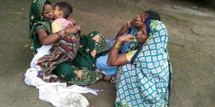 ವೈದ್ಯರ ಸೇವೆ ಸಿಗದೇ ಅಮ್ಮನ ತೋಳಿನಲ್ಲೇ ಜೀವ ಬಿಟ್ಟ ಮಗು!