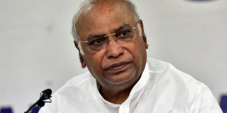 ಕಾಂಗ್ರೆಸ್ ಅಧ್ಯಕ್ಷ ಸ್ಥಾನಕ್ಕೆ ನಾಮಪತ್ರ ಸಲ್ಲಿಸಿದ ಮಲ್ಲಿಕಾರ್ಜುನ ಖರ್ಗೆ