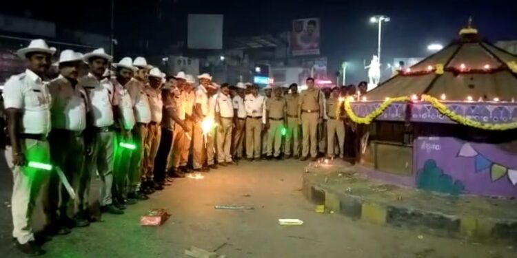 ಶಿವಮೊಗ್ಗ; ರಸ್ತೆಯಲ್ಲೇ ಪೊಲೀಸರ ದೀಪಾವಳಿ ಸಂಭ್ರಮ
