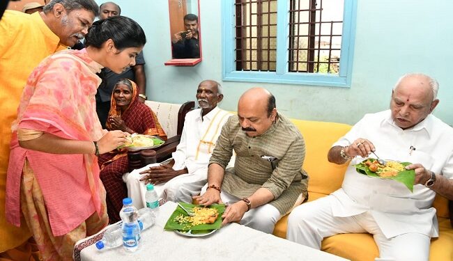 ದಲಿತರ ಆತಿಥ್ಯ ಸ್ವೀಕರಿಸಿದ ಮುಖ್ಯಮಂತ್ರಿ ಬೊಮ್ಮಾಯಿ