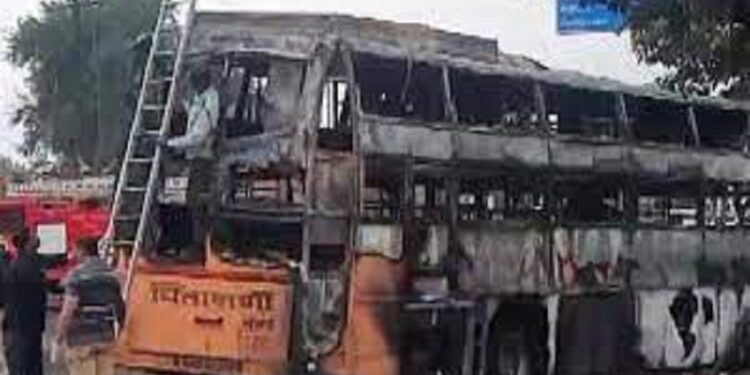 ಡೀಸೆಲ್‌ ಗಾಡಿಗೆ ಡಿಕ್ಕಿ ಹೊಡೆದ ಬಸ್‌ ಗೆ ಬೆಂಕಿ: 11 ಮಂದಿ ಸಾವು, 30 ಮಂದಿಗೆ ಗಾಯ!