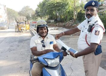 ಅರ್ಧ ಹೆಲ್ಮೆಟ್‌ ಧರಿಸಿದ ಸಹೋದ್ಯೋಗಿಗೆ ದಂಡ ವಿಧಿಸಿದ ಬೆಂಗಳೂರಿನ ಆರ್‌ಟಿನ ನಗರ ಟ್ರಾಫಿಕ್‌ ಪೊಲೀಸ್‌