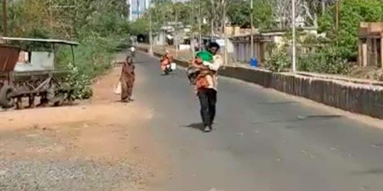 ಸಮಯಕ್ಕೆ ಸಿಗದ ಅಂಬ್ಯುಲೆನ್ಸ್; ಹೆಗಲ ಮೇಲೆ ಶವ ಸಾಗಿಸಿದ ವ್ಯಕ್ತಿ