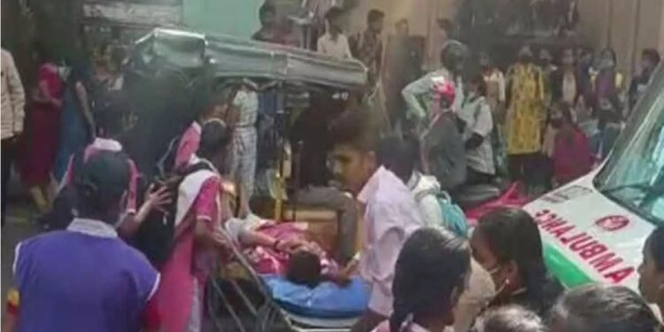 ಕಾಲೇಜಿನಲ್ಲಿ ರಾಸಾಯನಿಕ ಅನಿಲ ಸೋರಿಕೆ, 25ಕ್ಕೂ ಹೆಚ್ಚು ಮಂದಿ ಅಸ್ವಸ್ಥ