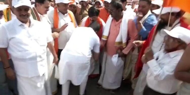 ಶಾಸಕ ರಾಮದಾಸ್ ಕಾಲಿಗೆ ಬಿದ್ದ ಸಂಸದ ಪ್ರತಾಪ್ ಸಿಂಹ