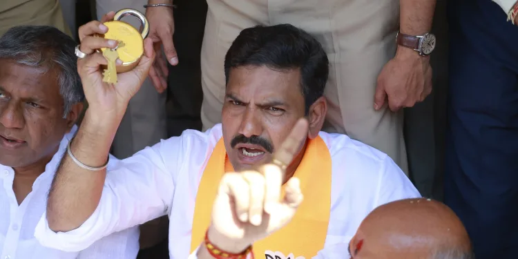 ವಿಧಾನಸೌಧದಲ್ಲಿ ಹೈಡ್ರಾಮಾ: ಸಿಎಂ ಕಚೇರಿಗೆ ಬೀಗ ಹಾಕಲು ಯತ್ನಿಸಿದ ಬಿಜೆಪಿ ನಾಯಕರ ಬಂಧನ