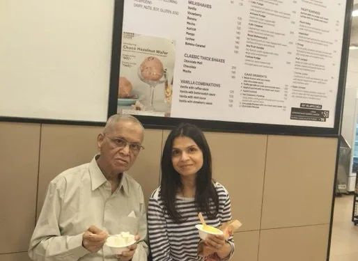 ಎಷ್ಟು ಸಿಂಪಲ್ ನೋಡಿ ಐಟಿ ದಿಗ್ಗಜ ನಾರಾಯಣಮೂರ್ತಿ ! ಮಗಳೊಂದಿಗೆ ಐಸ್ ಕ್ರೀಂ ತಿಂದ ಫೋಟೋ ವೈರಲ್