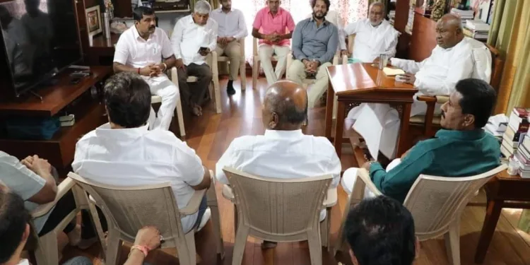 ಲೋಕಸಮರ: ಎಚ್‌ಡಿಡಿ ಸಮ್ಮುಖದಲ್ಲಿ ಮಂಡ್ಯ ಜೆಡಿಎಸ್ ನಾಯಕರ ಸಭೆ
