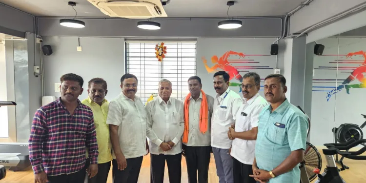 ತುಮಕೂರಿನಲ್ಲಿ ವಿ. ಸೋಮಣ್ಣ ಸಂಚಾರ: ಹಲವು ನಾಯಕರ ಮನೆಗಳಿಗೆ ಭೇಟಿ