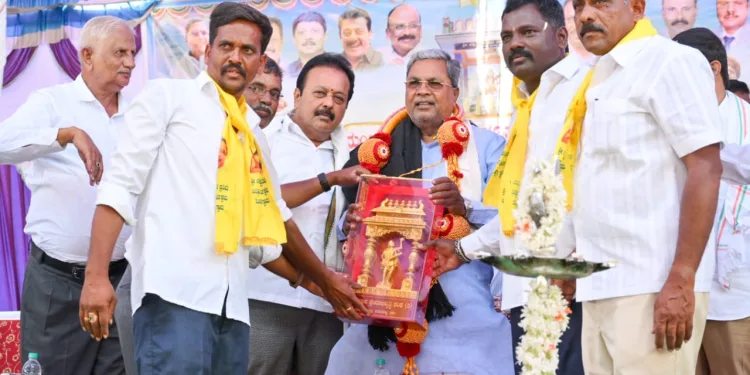 ಮಂಡ್ಯದಲ್ಲಿ ಕಾಂಗ್ರೆಸ್ ರಣಕಹಳೆ: ಮಳವಳ್ಳಿಯಲ್ಲಿ ಗ್ಯಾರಂಟಿ ಫಲಾನುಭವಿಗಳ ಸಮಾವೇಶ