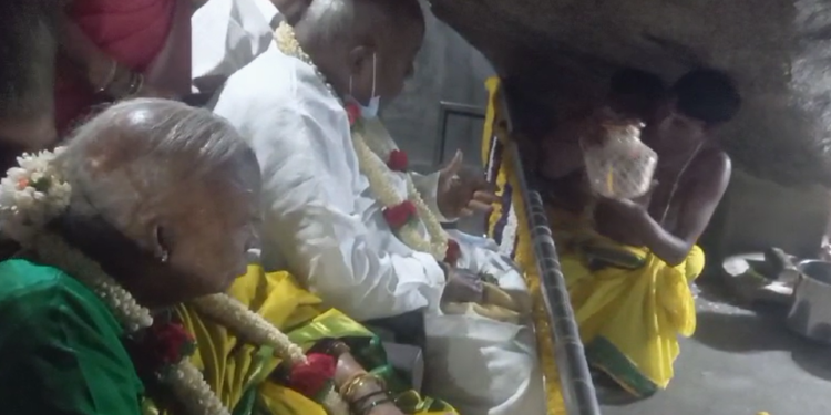 ಮನೆದೇವರಿಗೆ ವಿಶೇಷ ಪೂಜೆ ಸಲ್ಲಿಸಿದ ಮಾಜಿ ಪ್ರಧಾನಿ ಎಚ್.ಡಿ.ದೇವೇಗೌಡ ಕುಟುಂಬ ಸದಸ್ಯರು