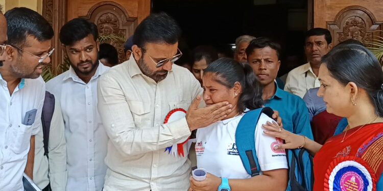 ಮಹಿಳಾ ಕ್ರೀಡಾಪಟುವಿನ ಕಷ್ಟಕ್ಕೆ ಸ್ಪಂದಿಸಿ, ಸ್ಥಳದಲ್ಲೇ ಪರಿಹಾರ ನೀಡಿದ ಸಚಿವ ಸಂತೋಷ್ ಲಾಡ್