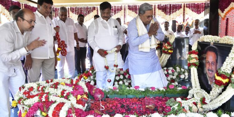 ಧ್ರುವನಾರಾಯಣ್ ಅವರ ಸಮಾಧಿಗೆ ಪುಷ್ಪ‌ ನಮನ ಸಲ್ಲಿಸಿದ ಸಿದ್ದರಾಮಯ್ಯ