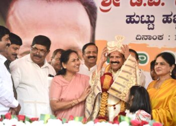 ಡಿ.ವಿ.ಸದಾನಂದಗೌಡ. ಬೆಂಗಳೂರು ಉತ್ತರ ಲೋಕಸಭಾ ಕ್ಷೇತ್ರದ ಬಿಜೆಪಿ ಸಂಸದ