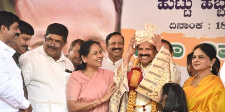 ಡಿ.ವಿ.ಸದಾನಂದಗೌಡ. ಬೆಂಗಳೂರು ಉತ್ತರ ಲೋಕಸಭಾ ಕ್ಷೇತ್ರದ ಬಿಜೆಪಿ ಸಂಸದ