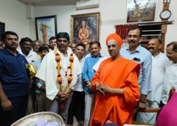 ಕೋವಿಡ್ ಸಂಕಷ್ಟದಲ್ಲಿ DK ಸುರೇಶ್ ರಿಂದ ಉತ್ತಮ ಕೆಲಸ : ಸಿದ್ದಲಿಂಗ ಶ್ರೀಗಳ ಪ್ರಶಂಸೆ..