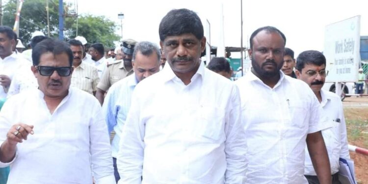 ಲೋಕಸಭಾ ಚುನಾವಣೆ ವೇಳೆ ಕಾಂಗ್ರೆಸ್‌ ಮುಖಂಡನ ದರ್ಪ..!