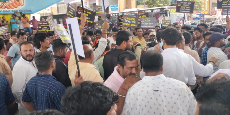 ಪ್ರತಾಪ್‌ ಸಿಂಹಗೆ ಟಿಕೆಟ್‌ ಕೈತಪ್ಪುವ ಆತಂಕ: ಟಿಕೆಟ್‌ ನೀಡುವಂತೆ ಆಗ್ರಹಿಸಿ ಬೆಂಬಲಿಗರಿಂದ ಪ್ರತಿಭಟನೆ
