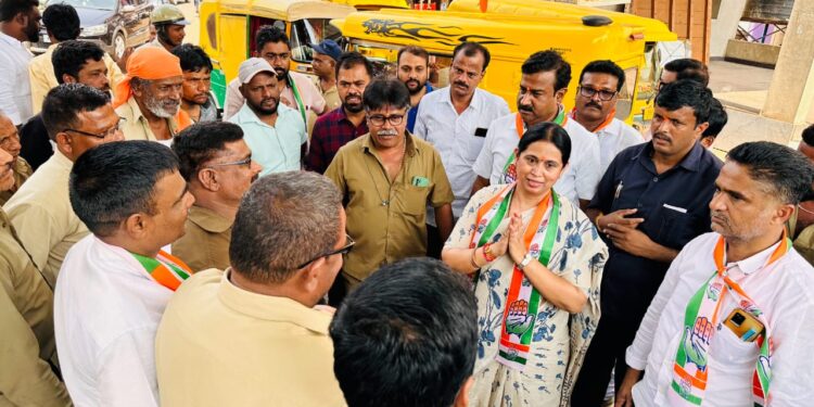 ಸಚಿವೆ ಲಕ್ಷ್ಮೀ ಹೆಬ್ಬಾಳಕರ್ ಆಟೋ ರ್ಯಾಲಿ:  ಕಾಂಗ್ರೆಸ್ ಋಣ ನಮ್ಮ ಮೇಲಿದೆ