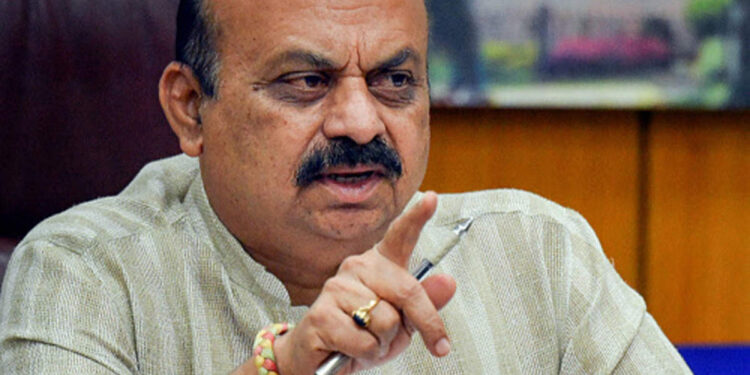 ಗ್ಯಾರೆಂಟಿ ಯೋಜನೆಗೆ ಅಲೆದಾಡಿ ಹೆಣ್ಣು ಮಕ್ಕಳ ಚಪ್ಪಲಿ ಸವೆಯುತ್ತಿವೆ : ಬೊಮ್ಮಾಯಿ