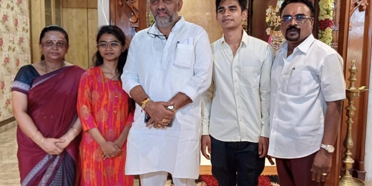 ಸದ್ದಿಲ್ಲದೆ ಶುರುವಾಯ್ತಾ ಆಪರೇಷನ್? ಕೆ.ಪಿ.ನಂಜುಂಡಿ ನಿವಾಸಕ್ಕೆ ಡಿಕೆಶಿ ಧಿಡೀರ ಭೇಟಿ ! 