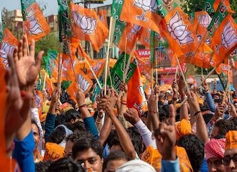 ಮುತ್ತು ಕೊಟ್ಟು ಮತ ಕೇಳಿದ BJP ಸಂಸದ.. ವಿಪಕ್ಷಗಳ​​ ಪಾಲಿಗೆ ದಿವ್ಯಾಸ್ತ್ರ..